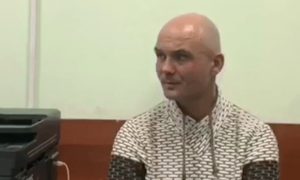 Бросившего двоих детей в Шереметьево отца арестовали