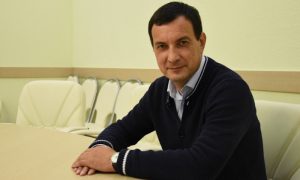 Главу фракции «Единой России» в Астрахани исключили из партии за угрозы журналисту