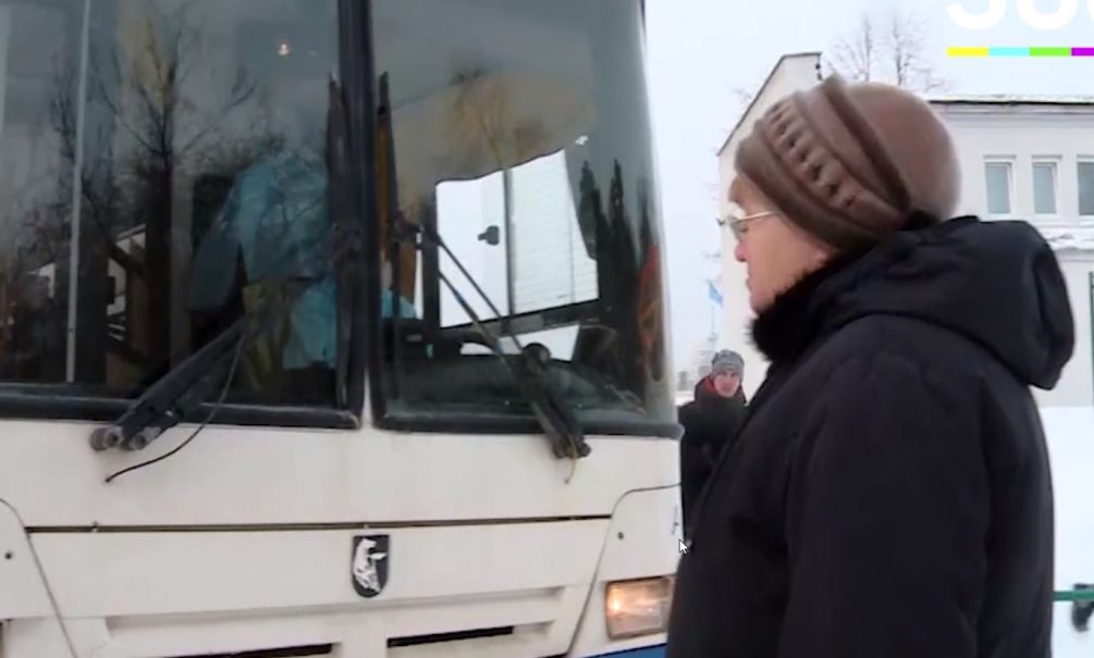 На Урале пенсионерка заблокировала дорогу везущему китайцев на карантин автобусу 