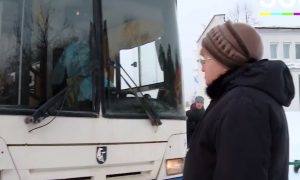 На Урале пенсионерка заблокировала дорогу везущему китайцев на карантин автобусу