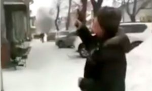 В Томске стреляющего из пистолета по дворникам пенсионера сняли на видео