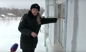 Полицейские в Кировской области спасли двух малышей, брошенных матерью умирать в холодном доме