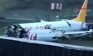 Самолет врезался в ограждение в Стамбуле