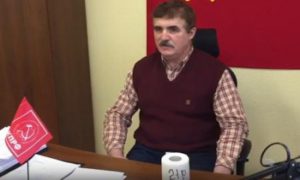Пенсионер подарил депутатам туалетную бумагу за прибавку в 21 рубль