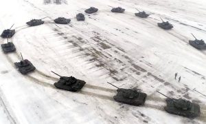 Российский военный сделал девушке предложение с помощью танков