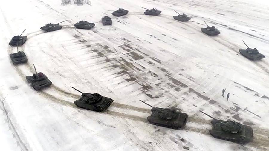 Российский военный сделал девушке предложение с помощью танков 