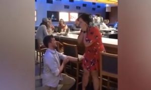 Пара придумала хитрый способ получать бесплатные напитки в барах