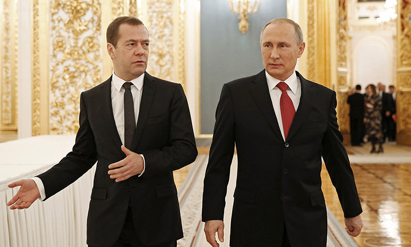 Путин заранее обсудил с Медведевым отставку правительства 