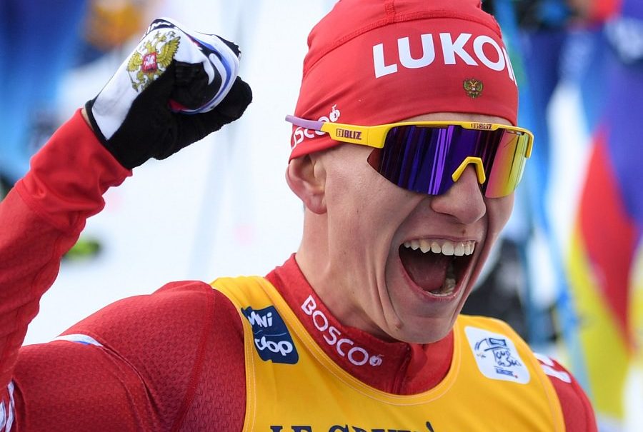 Российский лыжник Большунов выиграл масс-старт на Кубке мира 