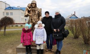 Дарт Вейдер или Т-1000? Необычный памятник сотруднику МЧС поставили в Белоруссии