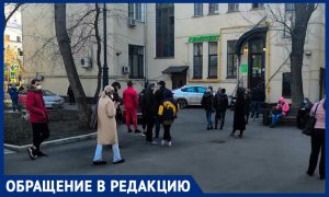 Москвичи пожаловались, что анализы на коронавирус берут в жилом дворе