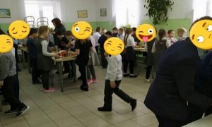 В школе Тюмени учеников второй год подряд вынуждают есть стоя