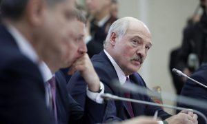 Против всех: Лукашенко раскритиковал массовую изоляцию в «тухлых квартирах»