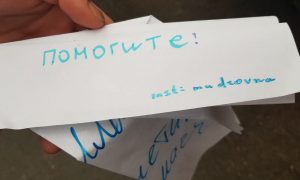 Журналистов «России-1» обвинили в фейке: они разбросали «записки о помощи» ради сюжета о коронавирусе