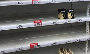 Россияне начали опустошать прилавки магазинов из-за коронавируса