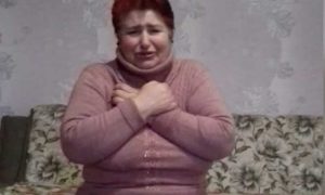 «Не убивайте детей»: украинка, заразившая коронавирусом село, на коленях молит о прощении