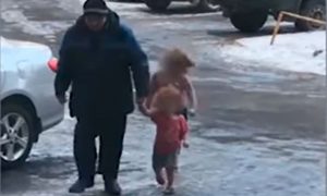 В Красноярске тепло одетый отец выгулял детей без верхней одежды