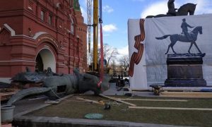 За полтора месяца до 75-летия Победы в Москве убрали памятник Жукову