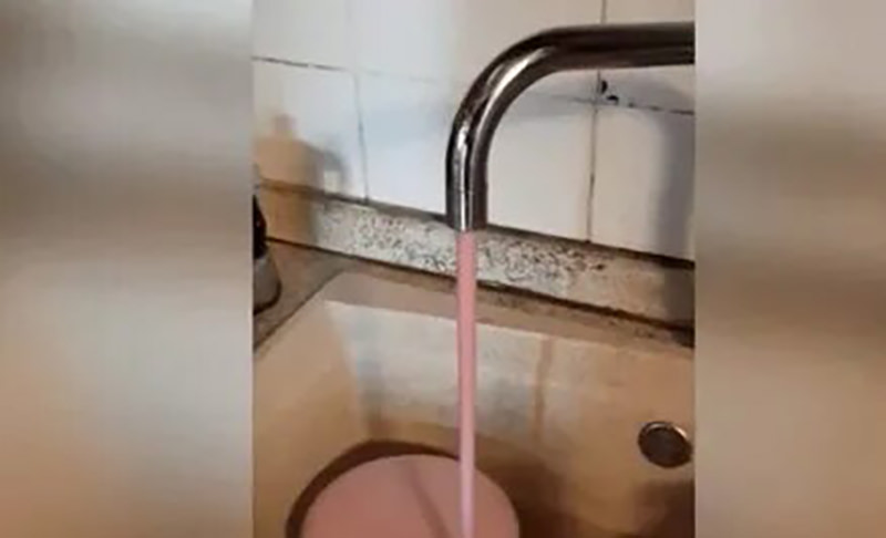У жителей деревни в Италии из кранов забило розовое шампанское 