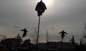 Жуткие фигуры на шестах встречали на Масленицу гуляющих москвичей