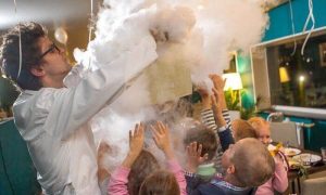 Ребенок получил сильнейшие ожоги на праздновании дня рождения – аниматор осыпала его сухим льдом