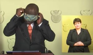 Президент ЮАР попытался надеть маску в эфире, но потерпел фиаско