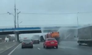 Москву продезинфицировали из поливальных машин и ведер