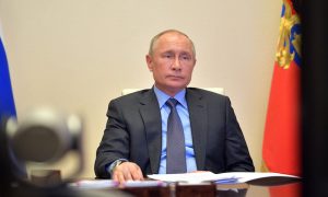 Путин распорядился сохранить до осени доплаты медикам, борющимся с COVID