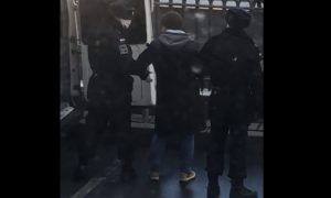 В центре Москвы полиция забрала мужчину во время выгула собаки. Животное бросили на улице 