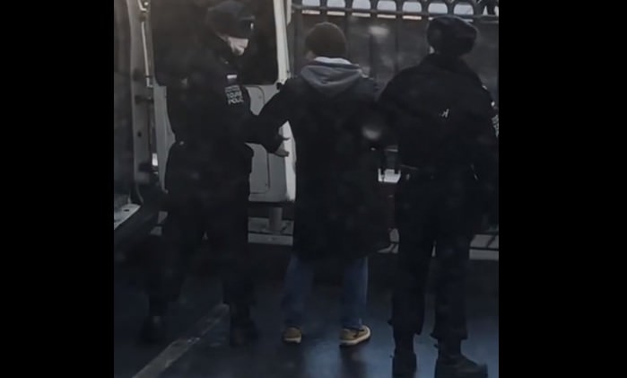 В центре Москвы полиция забрала мужчину во время выгула собаки. Животное бросили на улице  