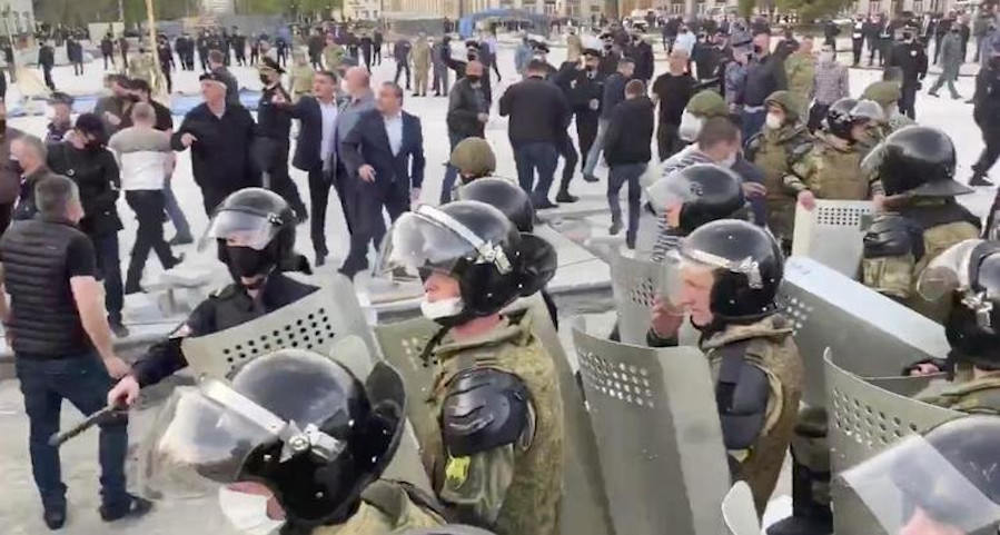 СК завел дело о насилии над полицейскими на митинге против самоизоляции во Владикавказе