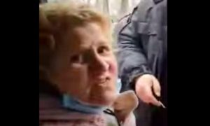 В Москве полицейские затолкали в машину пенсионерку без цифрового пропуска