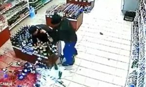 Очень страшное видео: в Саратове покупатель разбил десятки бутылок со спиртным