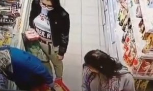 Две девушки в масках обокрали пенсионерку в магазине Таганрога