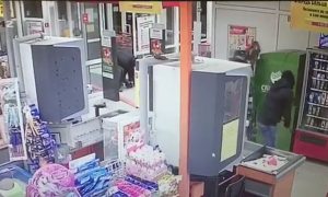 Обнести за 30 секунд: грабители молниеносно похитили банкомат в селе под Екатеринбургом