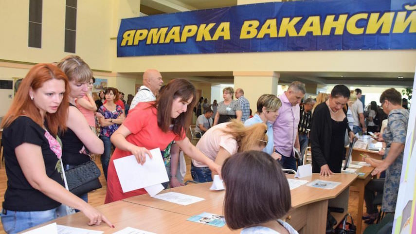 Центр занятости в Тюмени предложил девушке работу в эротическом салоне