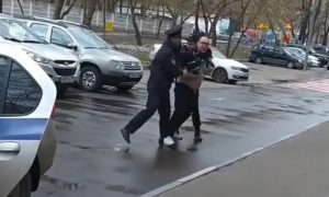 Столичные полицейские жестко задержали мужчину у его дома
