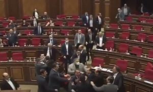 Заседание парламента Армении закончилось побоищем