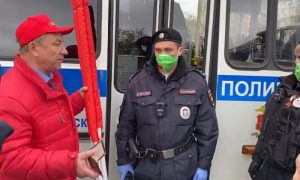 Депутатов КПРФ с флагами и гармошкой задержали в центре Москвы