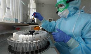 Неофициальное испытание вакцины от коронавируса на ученых вызвала  возмущение и скандал