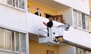 В Краснодаре сотрудники ЗАГСа провели церемонию бракосочетания в новых условиях