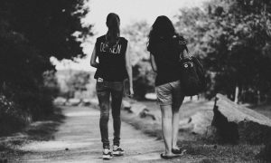 Двух девушек изнасиловали и ограбили в Красноярске, затем их оштрафовали