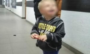 В Волгограде мать отдала сына незнакомке на улице и исчезла