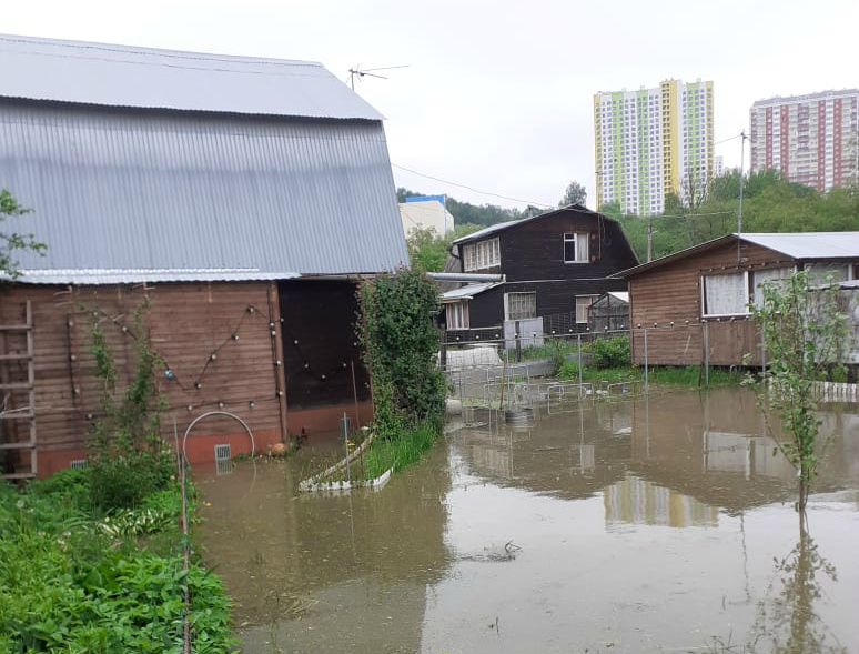 Дома затоплены, смыты огороды: жители Подмосковья пожаловались на бездействие властей после потопа 