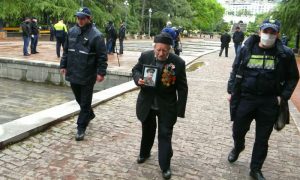Соцсети покорил 95-летний грузин, который два часа шел под дождем к Могиле Неизвестного солдата
