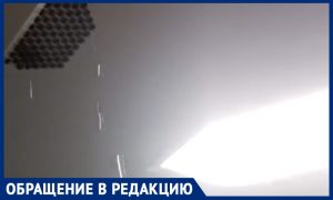 Ливень с потолка лифта: жители московского ЖК рассказали о проблемах в новом доме