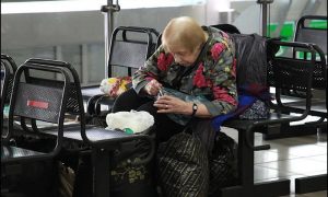 Семь лет в аэропорту Иркутска: 69-летняя женщина живет в зале ожидания и отказывается от помощи