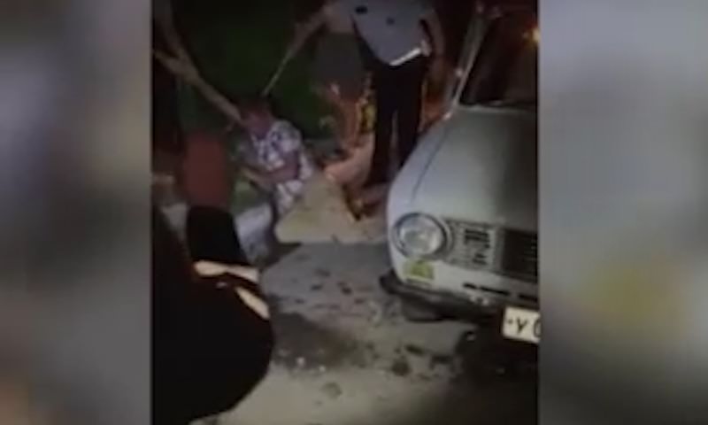 На Урале пьяный водитель отбивался от полицейских змеей по кличке Кокаин 