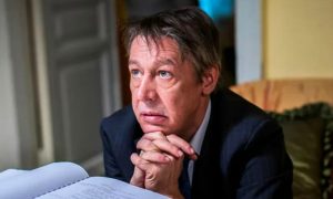 Похудел на 6 кг, отказывается от врачей: адвокат Ефремова рассказал о его состоянии