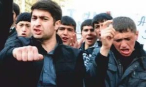 Застрявшие на российской границе азербайджанцы устроили бунт, нападая на полицейских